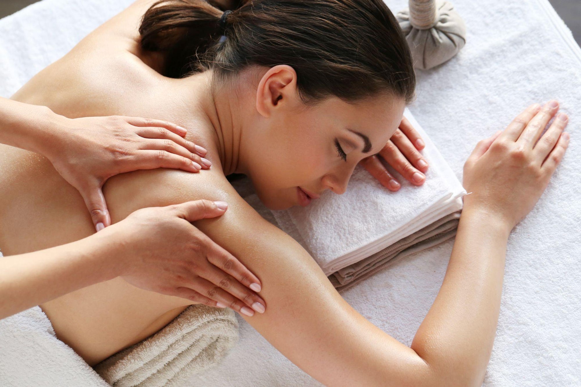 How to Give a Professional-Quality Massage to your Partner Using the Right Massage Oils